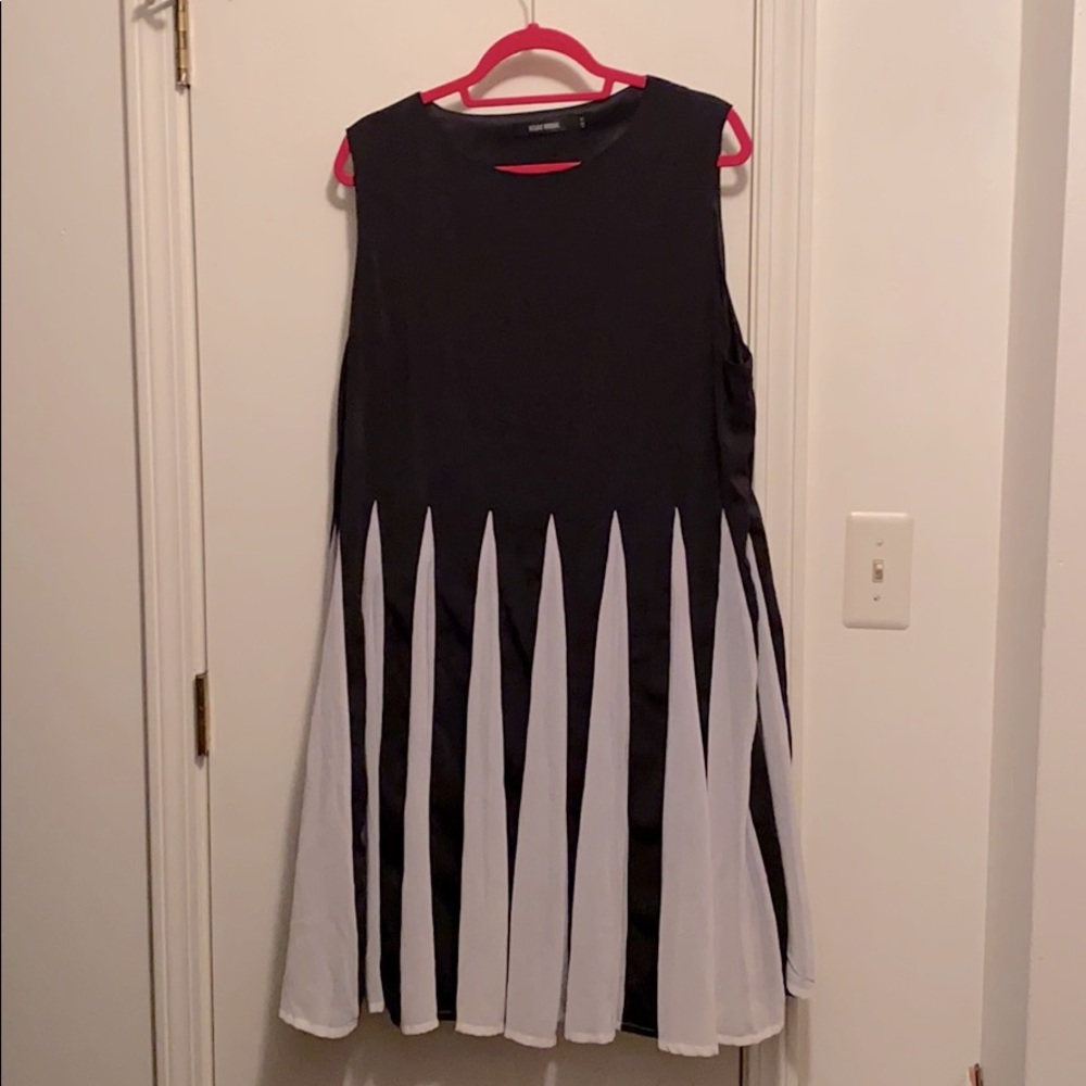 ⭐️ black and white pleated dress